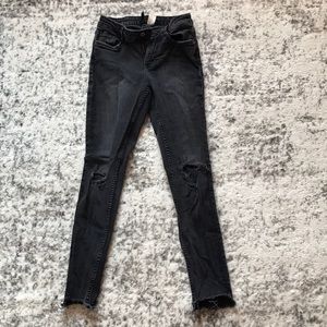 black ripped cropped skinny jeans